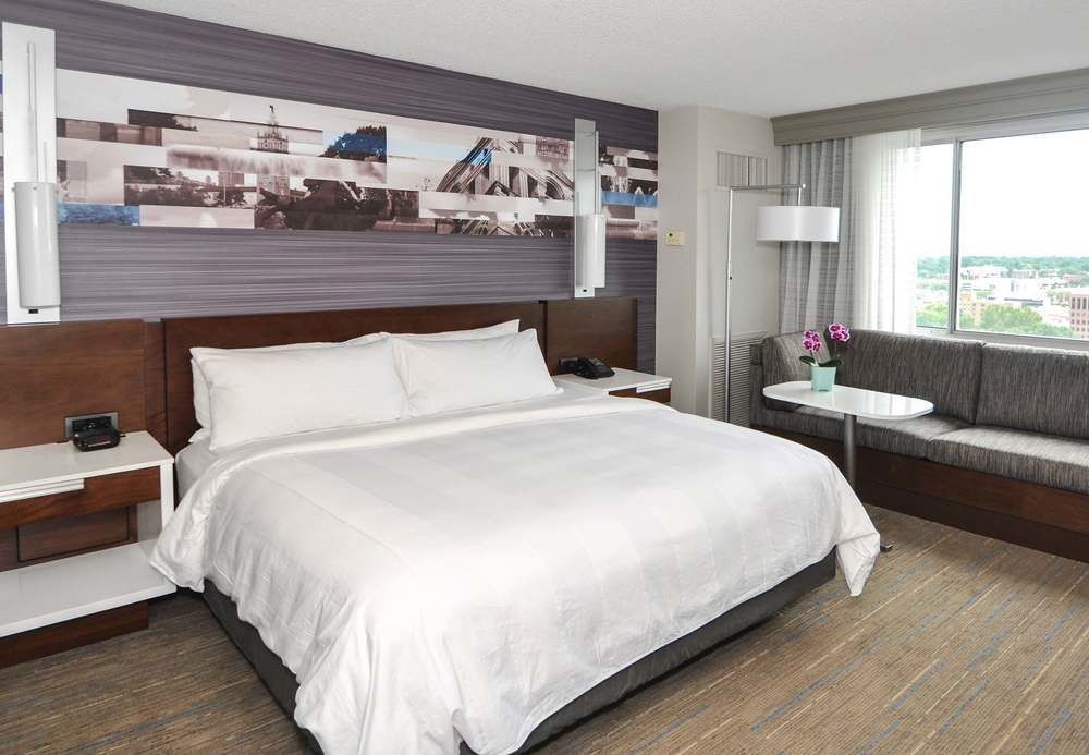 Hotel Kansas Marriott Country Club Plaza 3*